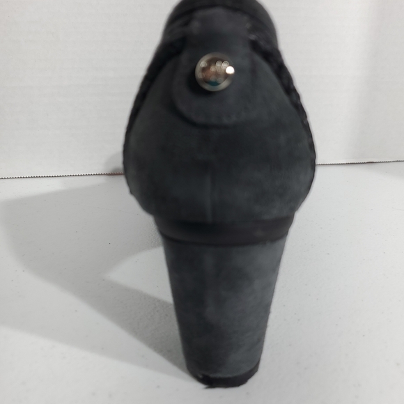 Stuart Weitzman Sz 7 Dark Gray/Black Suede Chunk Heels With Tasseld